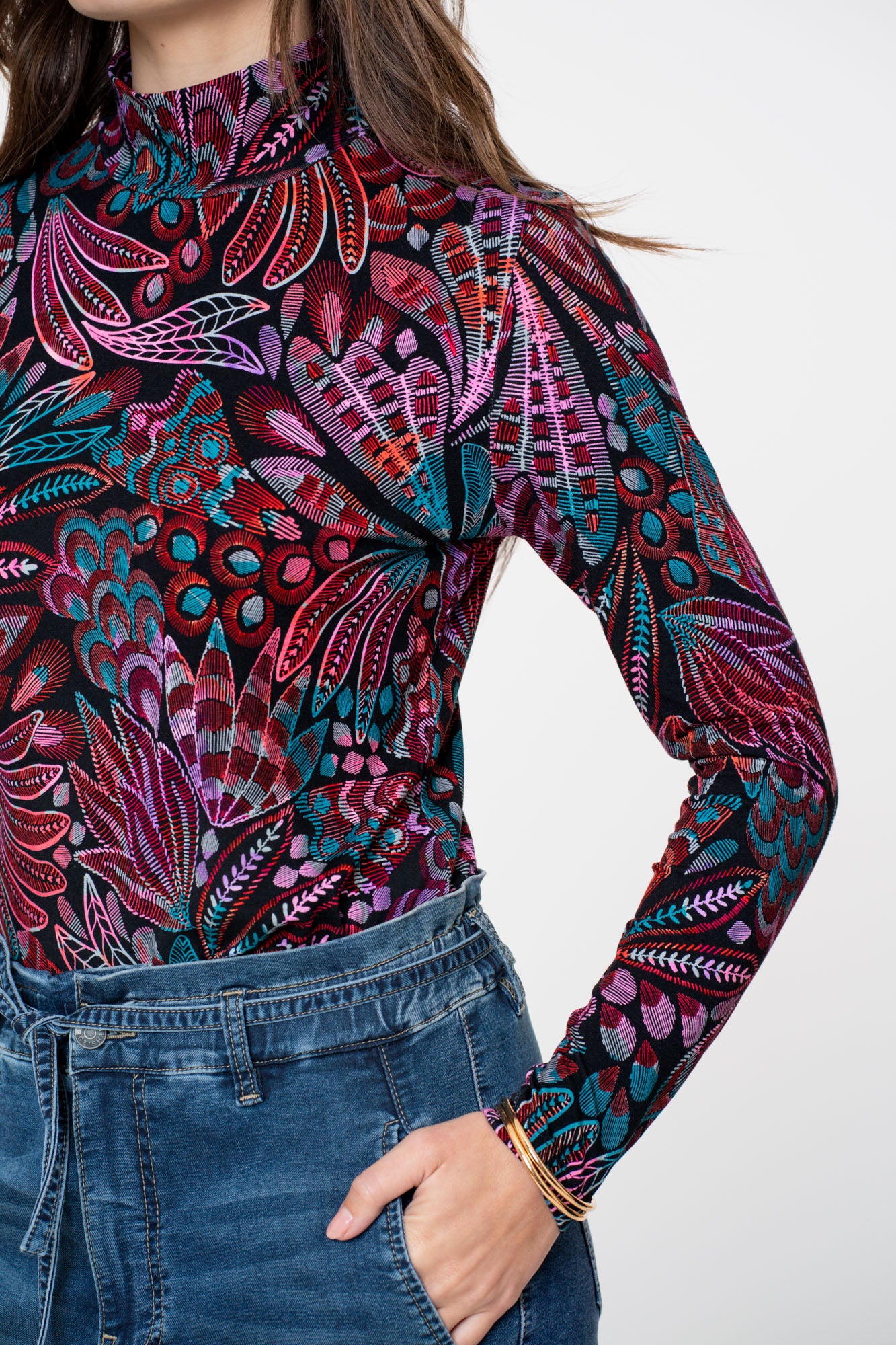 Geisha dames top met turtleneck en kleurrijke print