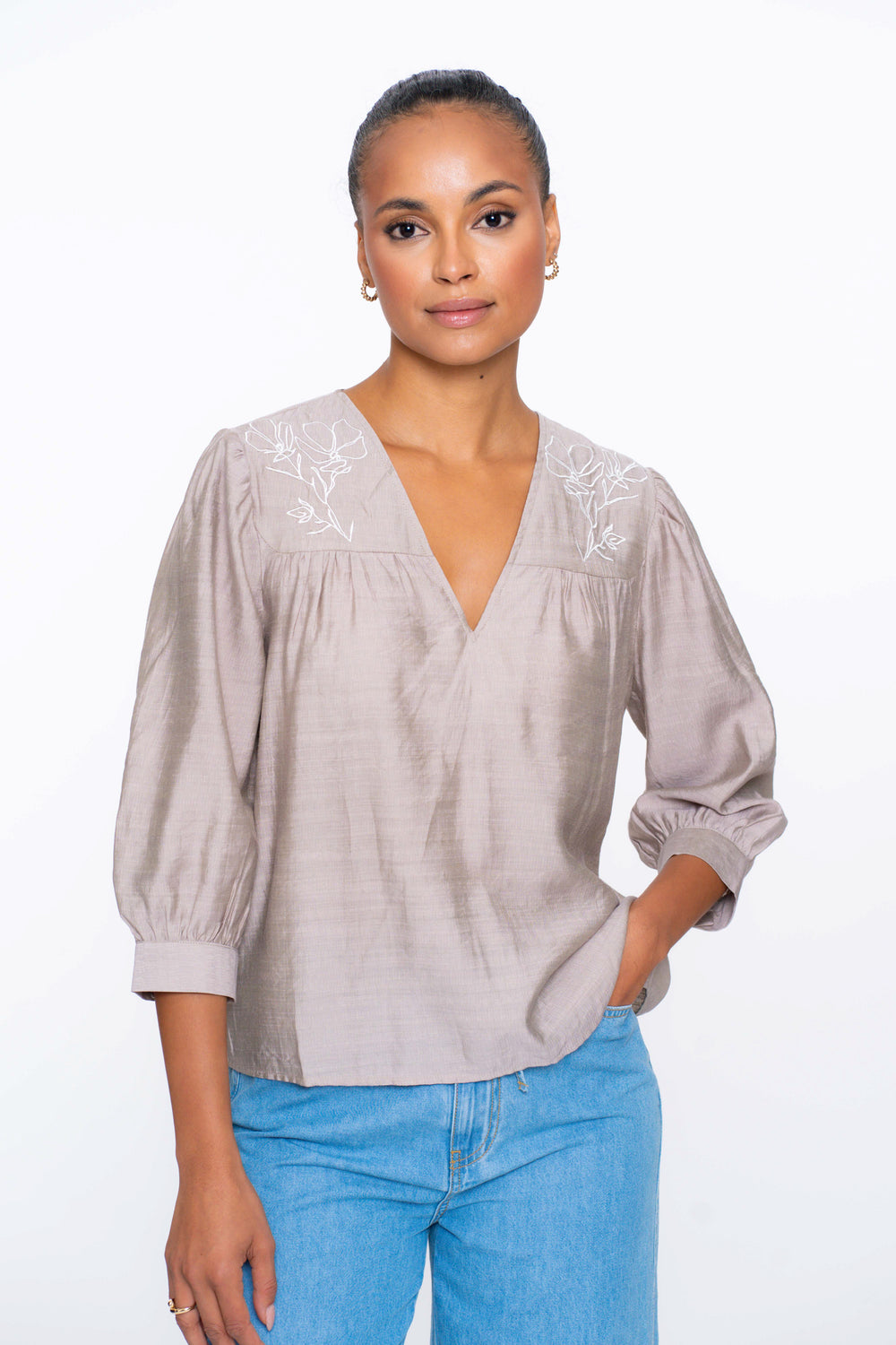 Geisha dames top met 7/8 mouwen en geborduurd bloem detail