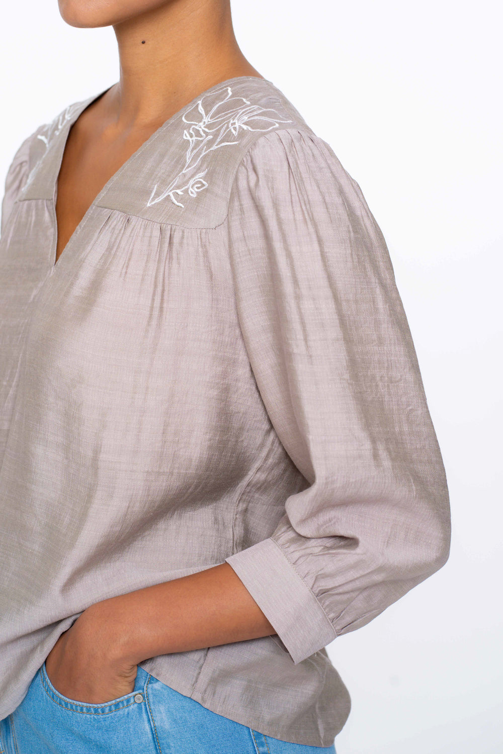 Geisha dames top met 7/8 mouwen en geborduurd bloem detail