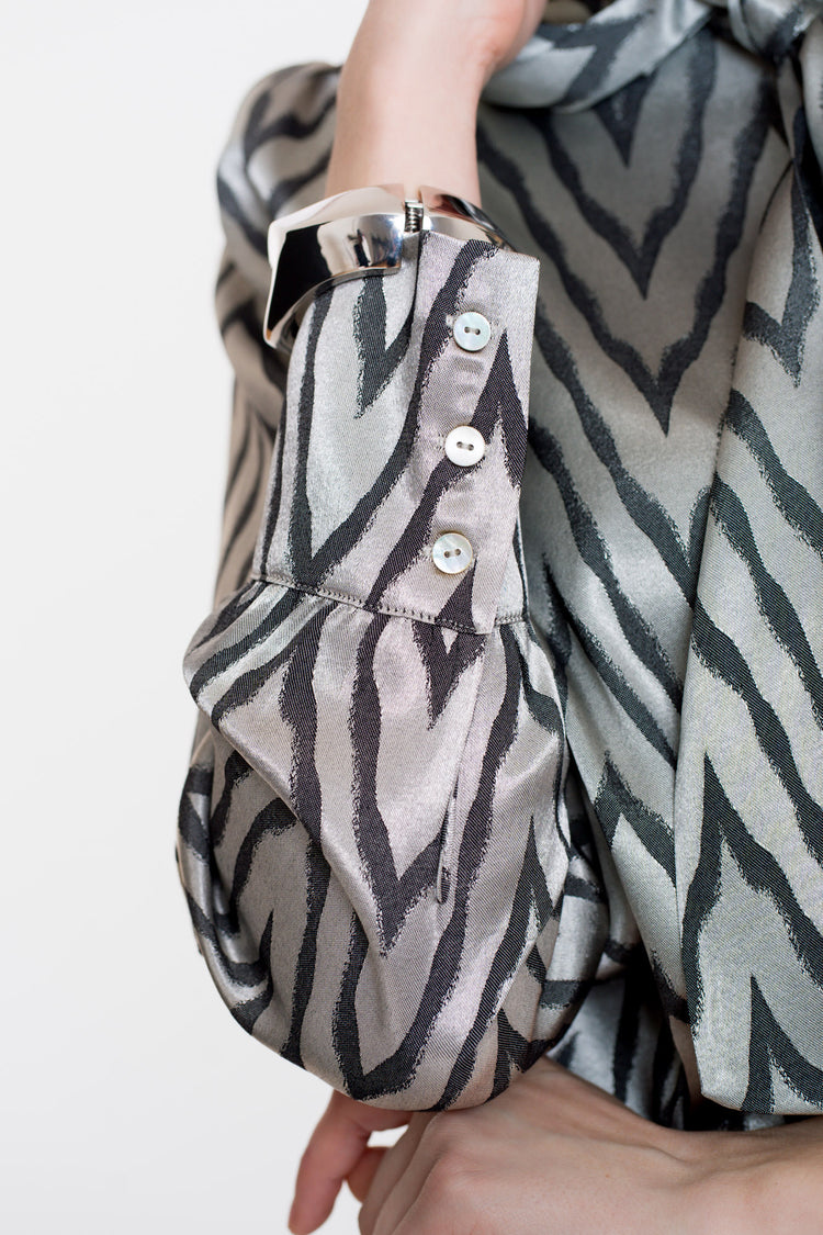 Geisha dames blouse met bow en zigzagprint