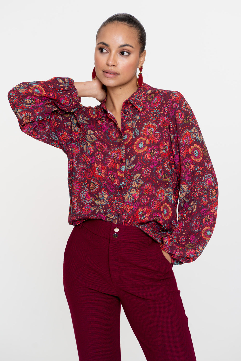 Geisha dames blouse met sierlijke gekleurde print