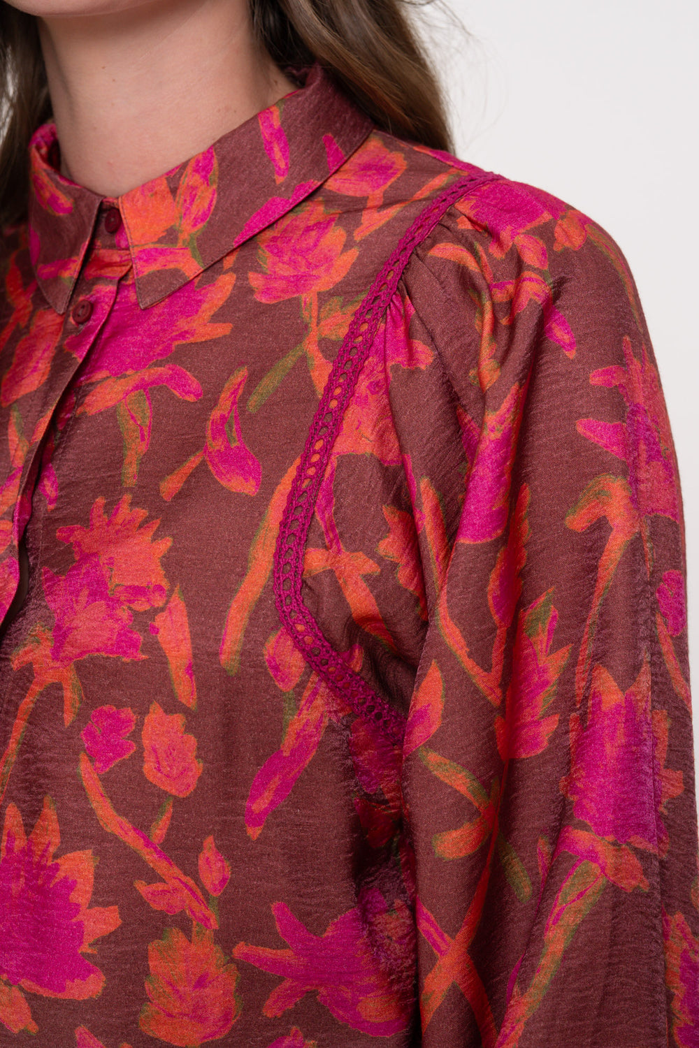 Geisha dames blouse met kleurrijke bloemenprint en verfijnde details