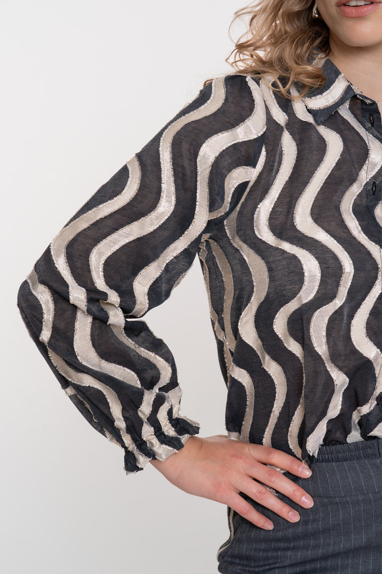Geisha dames zwarte blouse met metallic waveprint en glanzende details