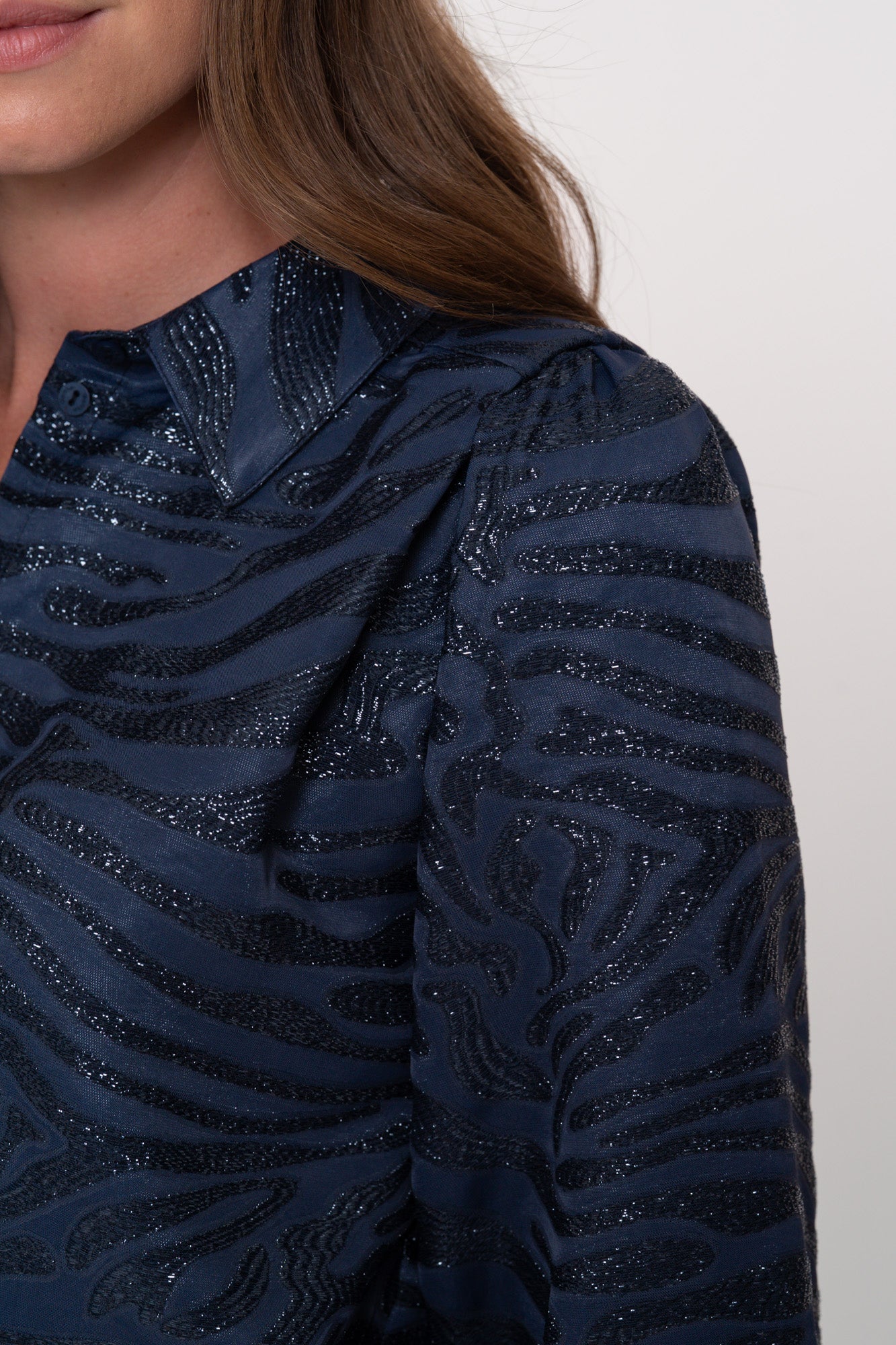 Geisha dames donkerblauwe blouse met glanzende zebra print