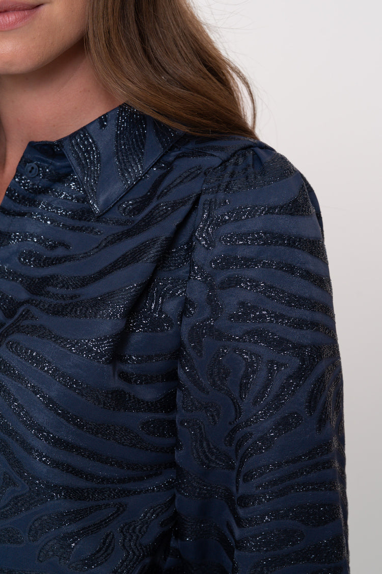 Geisha dames donkerblauwe blouse met glanzende zebra print