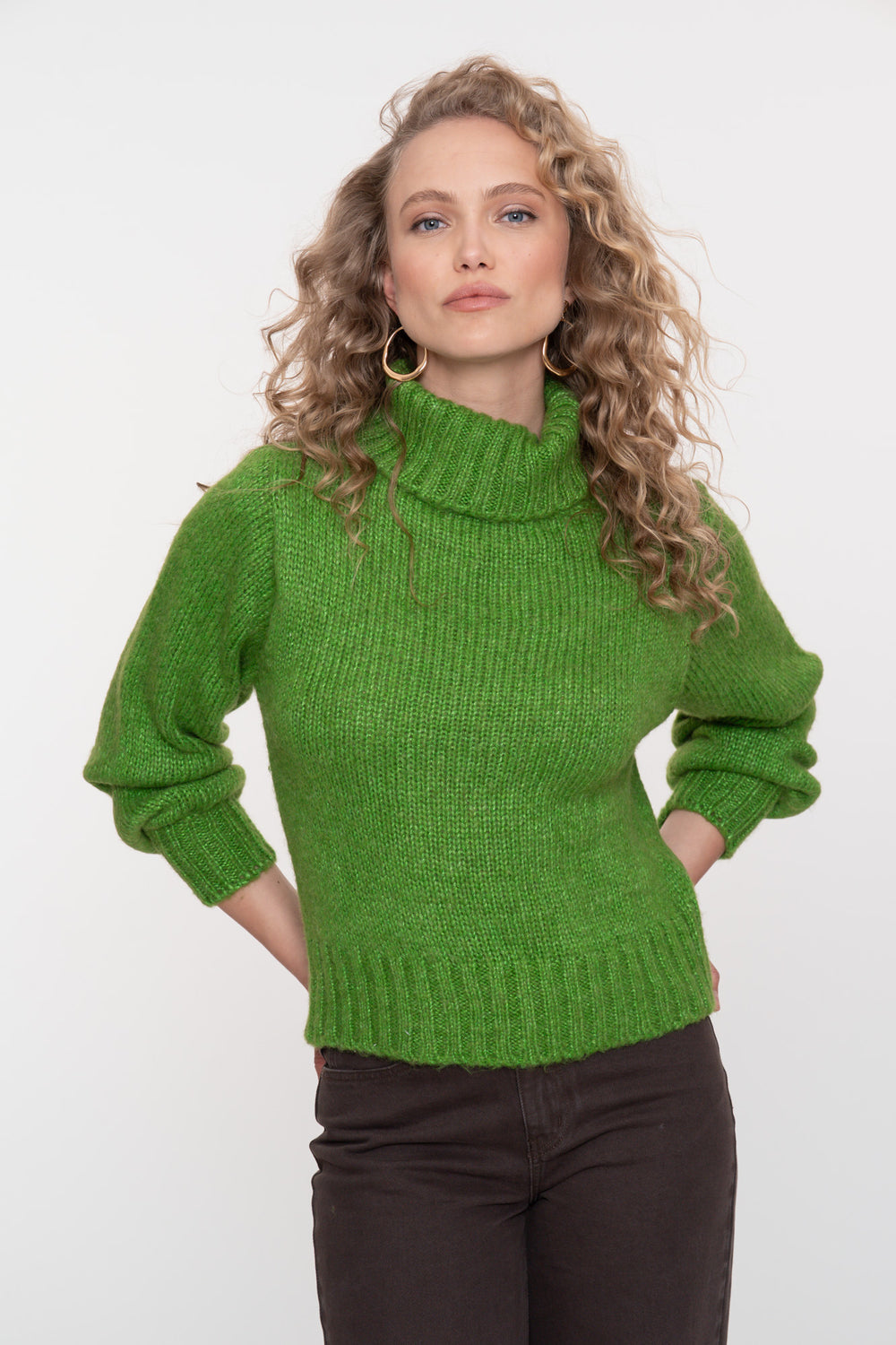 Geisha dames groene gebreide trui met hoge colkraag en ribdetails