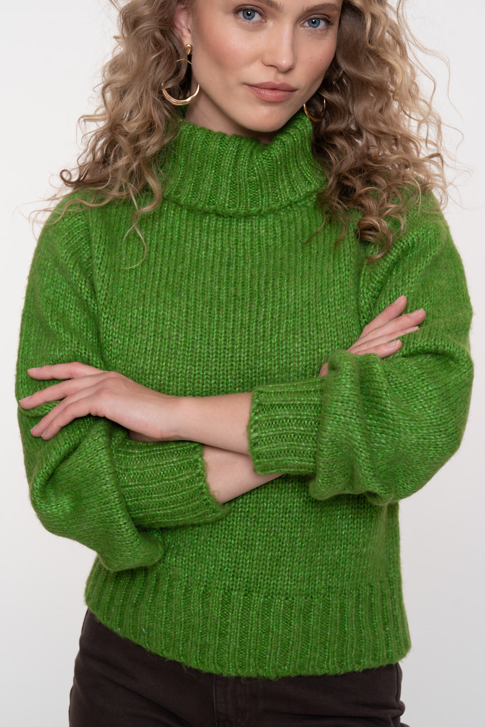 Geisha dames groene gebreide trui met hoge colkraag en ribdetails