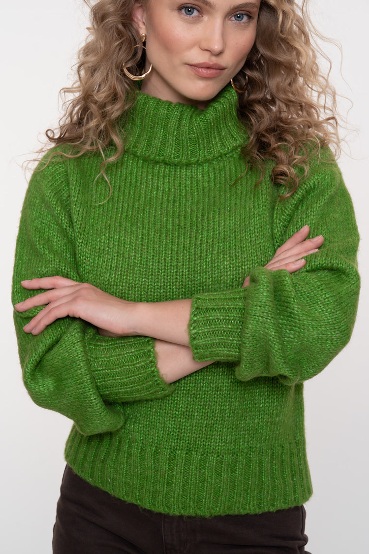 Geisha dames groene gebreide trui met hoge colkraag en ribdetails