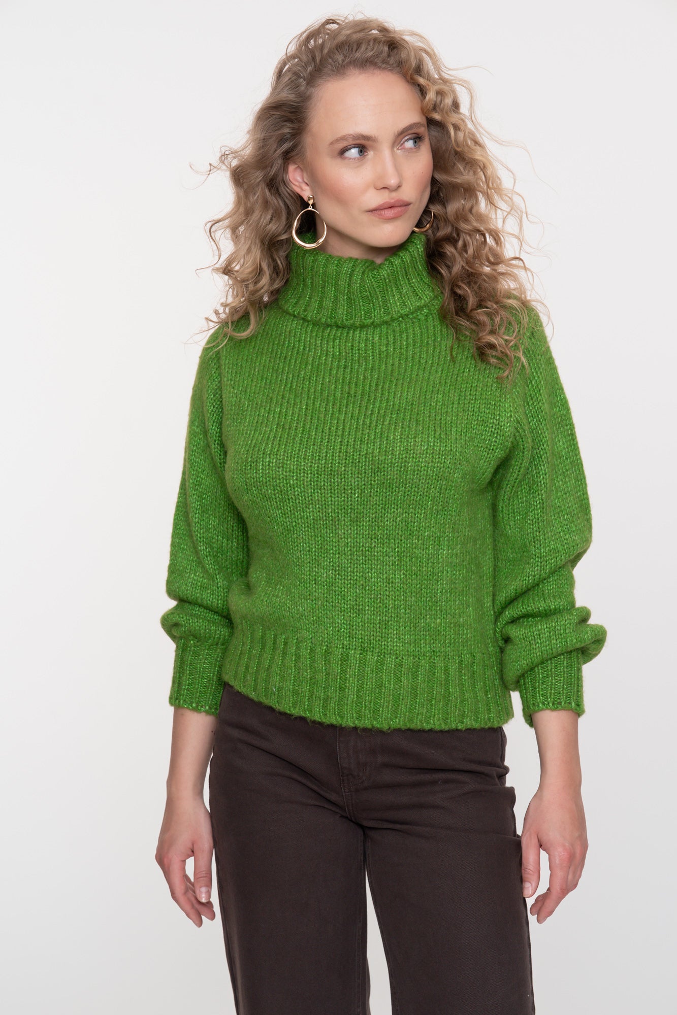 Geisha dames groene gebreide trui met hoge colkraag en ribdetails