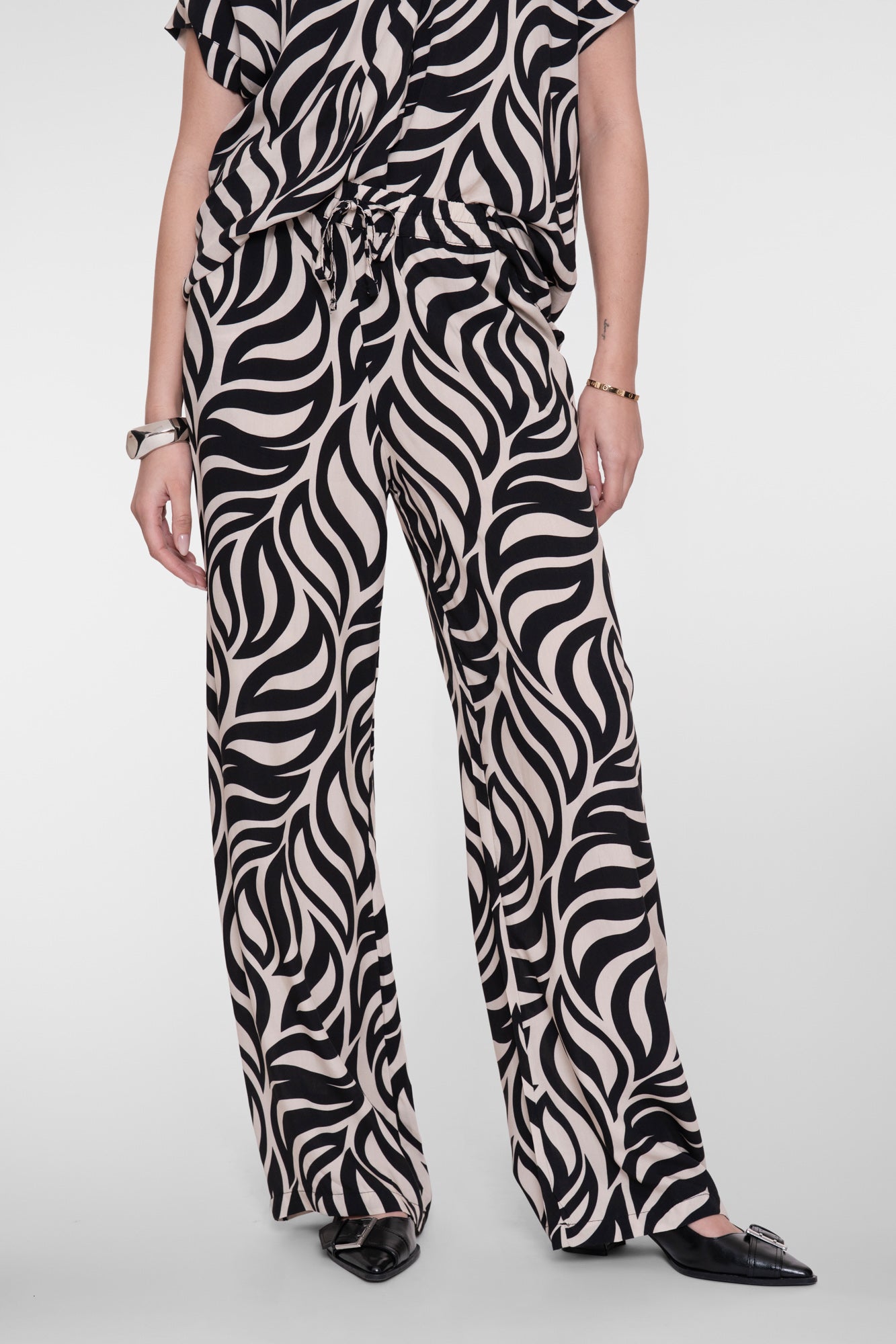 Geisha pantalon met swirldessin