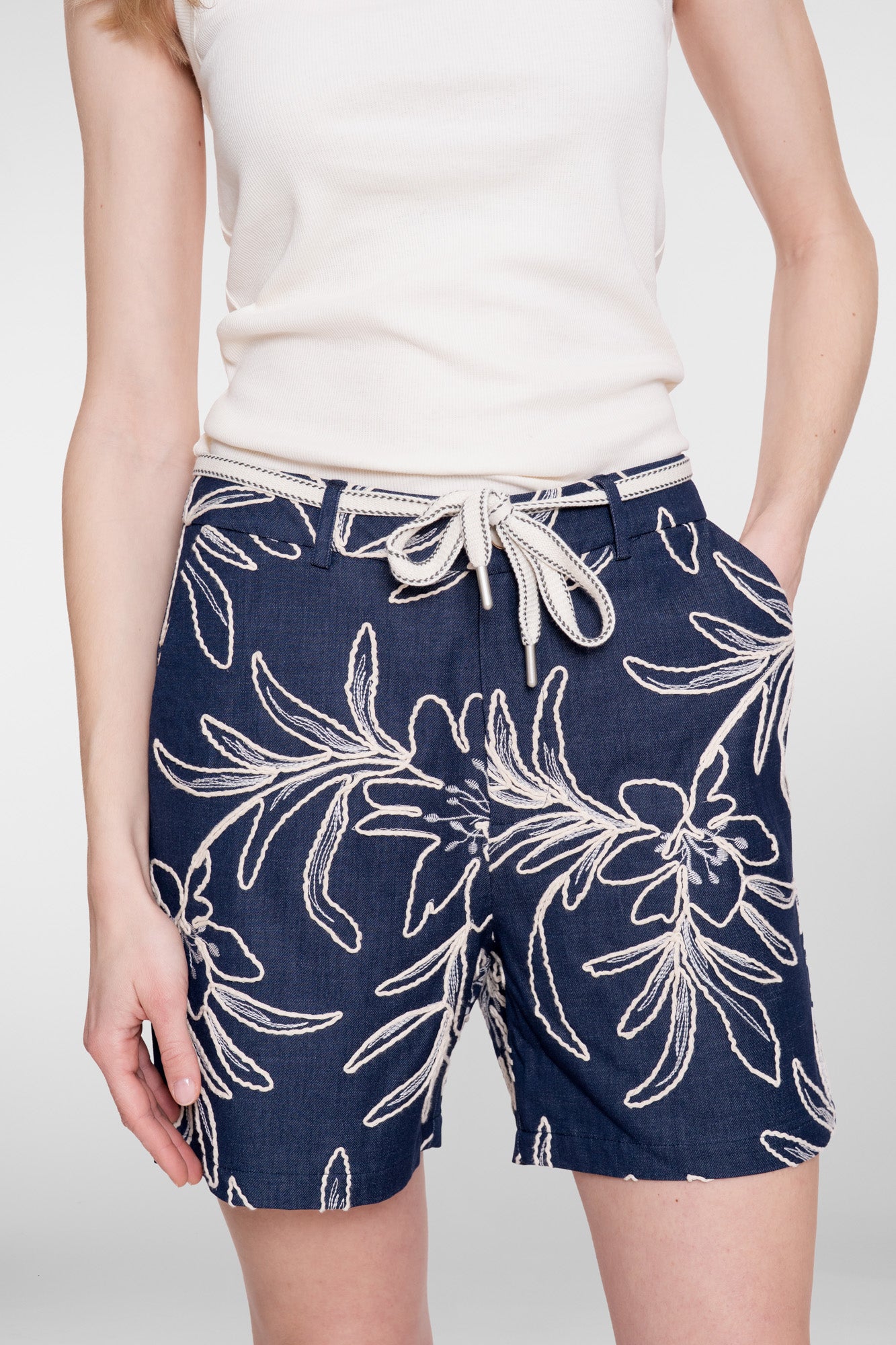 Geisha short met botanische embrodery