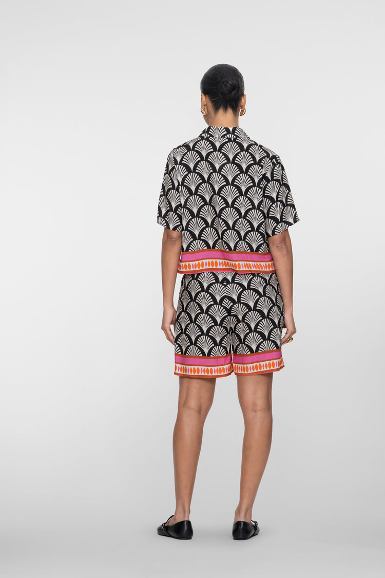 Geisha short met grafische print en zomerse uitstraling