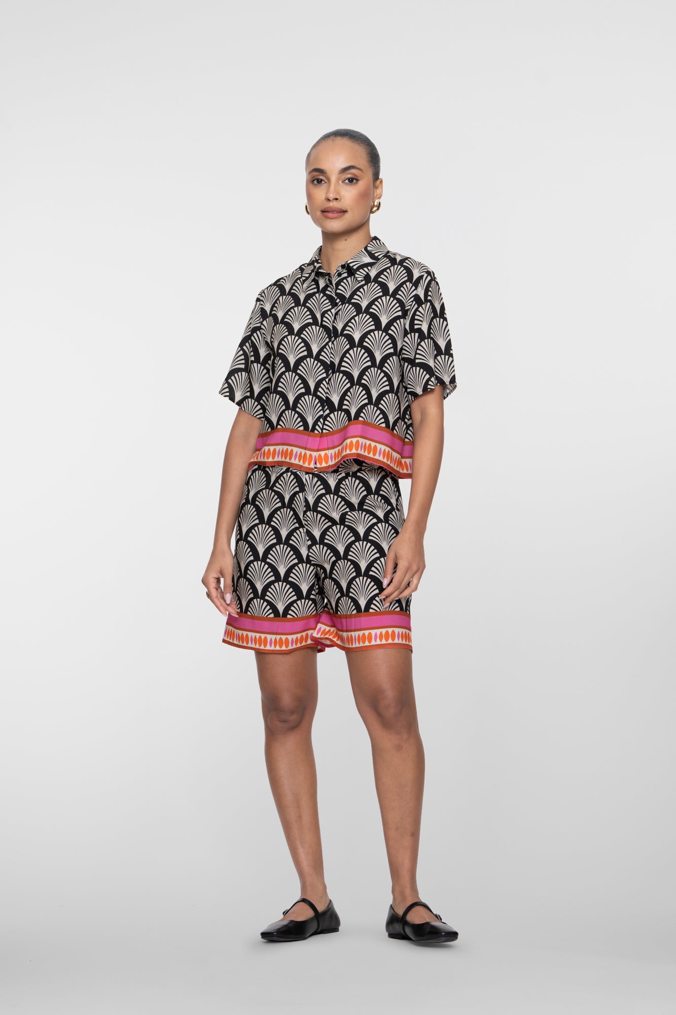Geisha short met grafische print en zomerse uitstraling