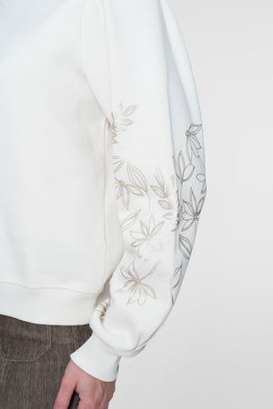 Geisha sweater met geborduurde bloemenmouwen