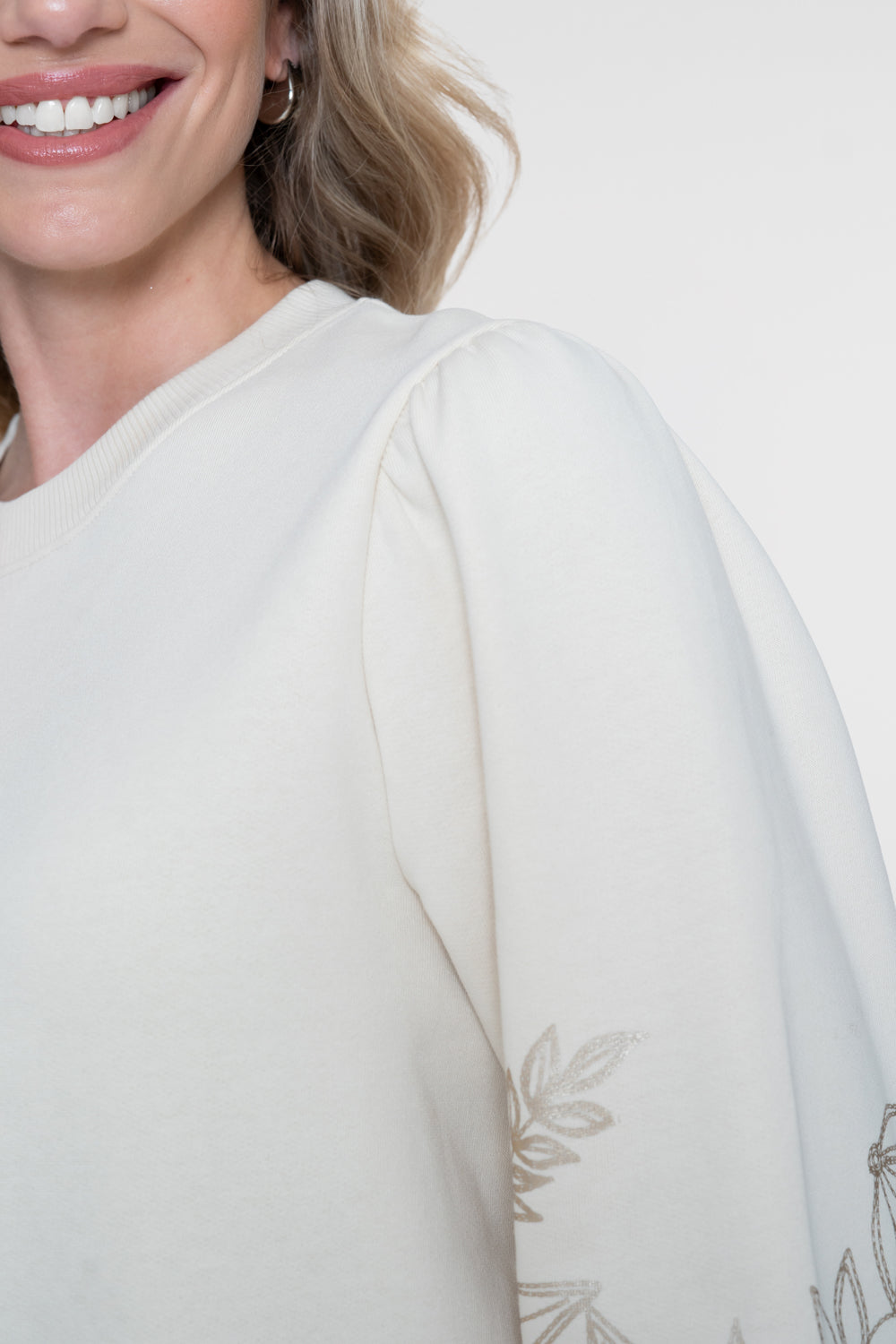 Geisha sweater met geborduurde bloemenmouwen