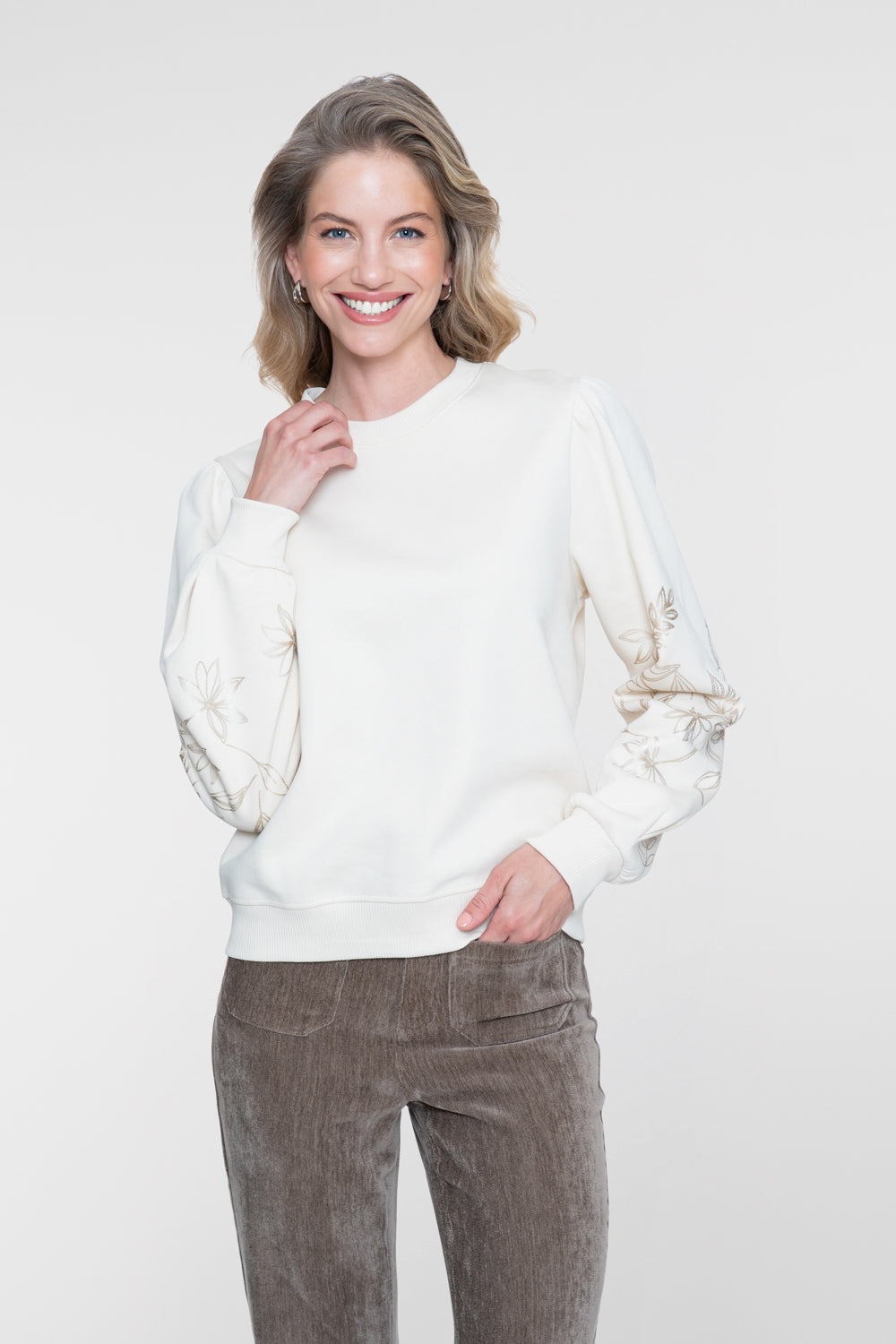 Geisha sweater met geborduurde bloemenmouwen