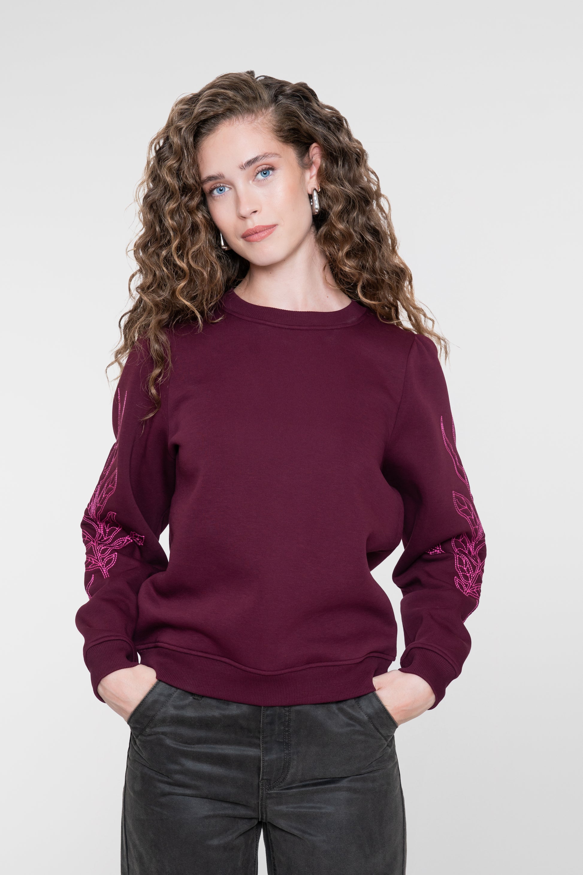Geisha burgundy sweater met bloemen embroidery op de mouwen