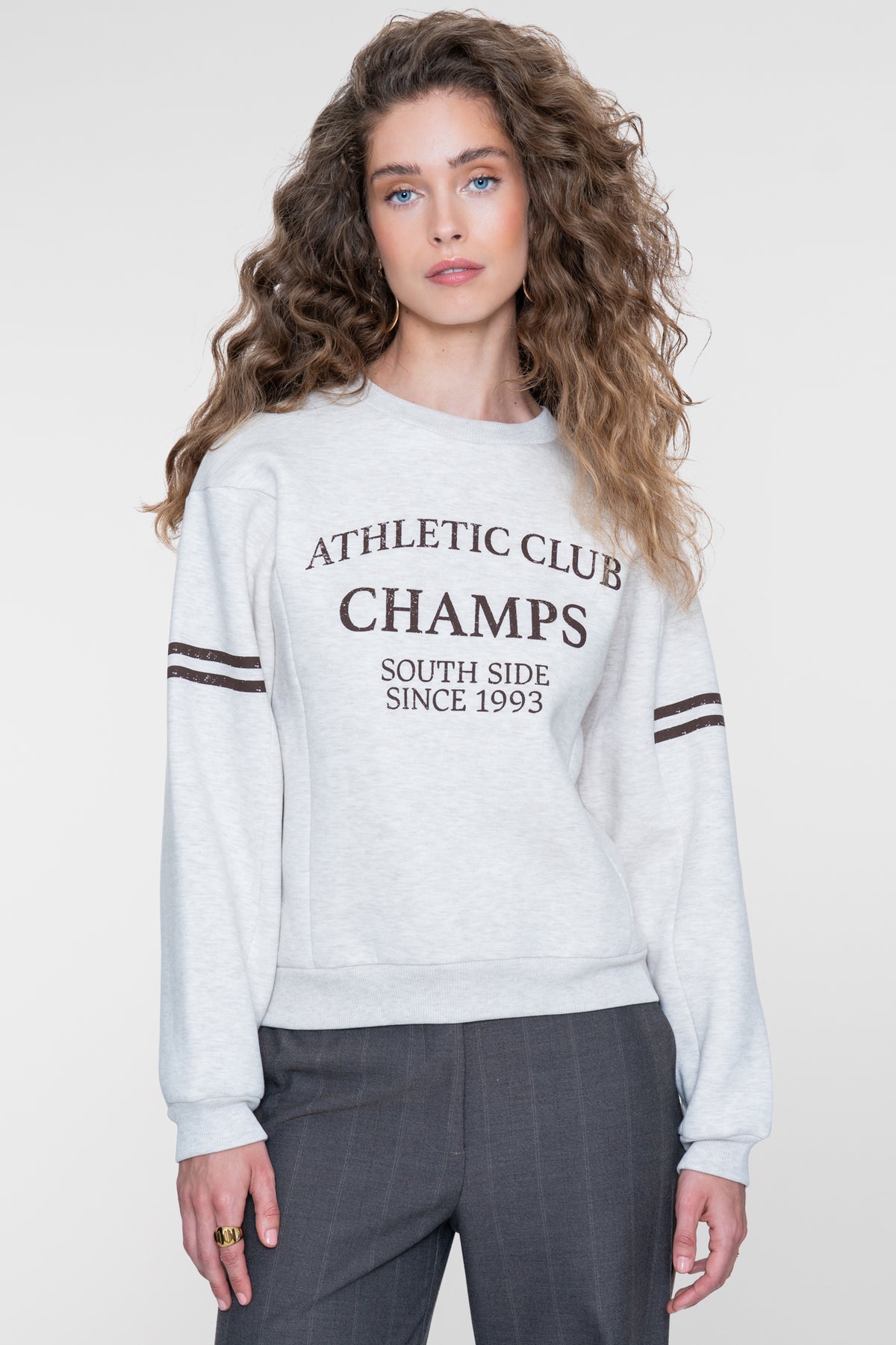 Geisha sweater in greige melange met sportieve print – Shop de look