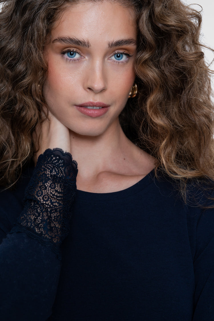 Geisha basic top met kanten manchetten