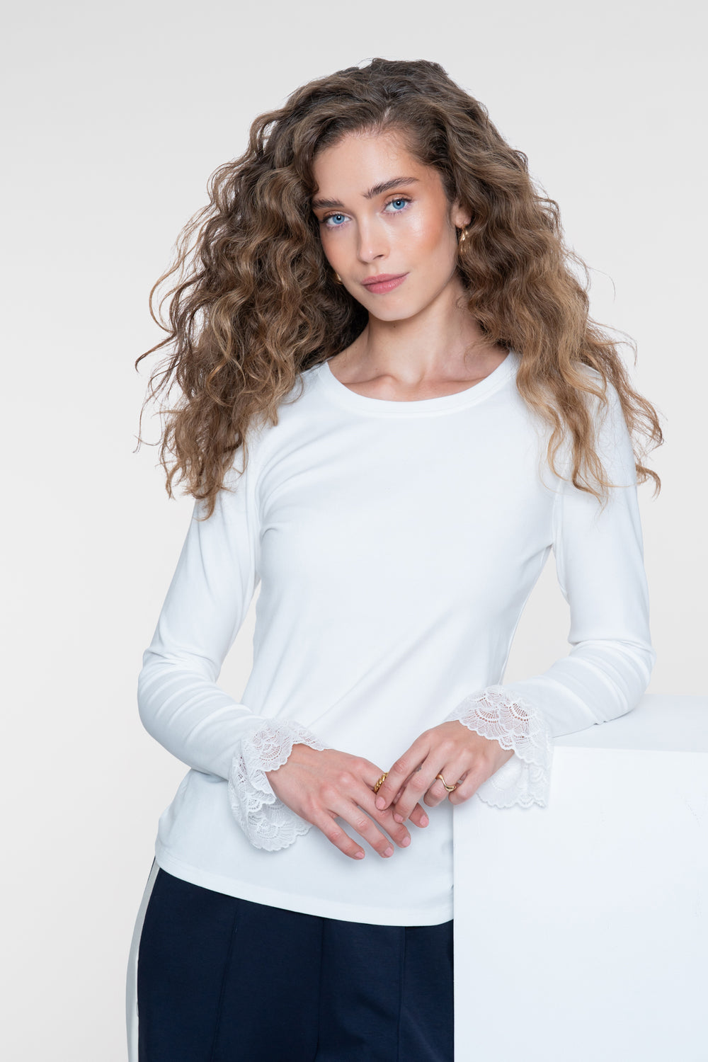 Geisha basic top met kanten volantmanchetten