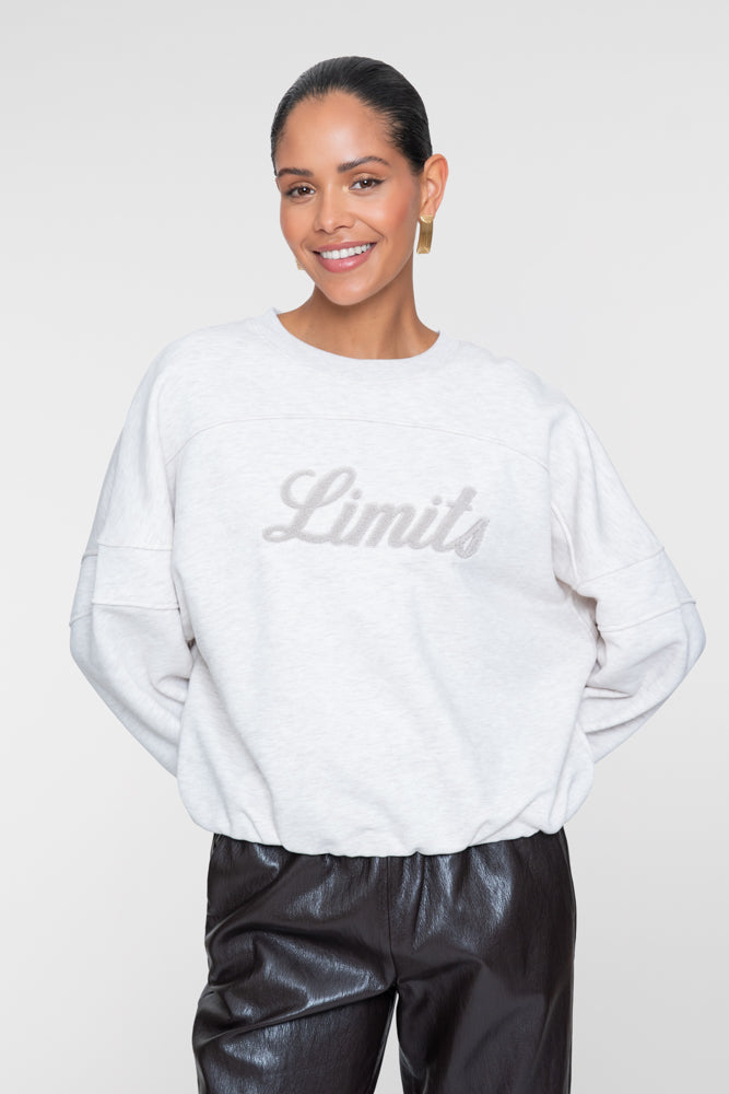 Geisha sportieve sweater met Limits opdruk en ballonmouwen – Shop de look