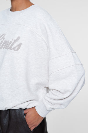 Geisha sportieve sweater met Limits opdruk en ballonmouwen