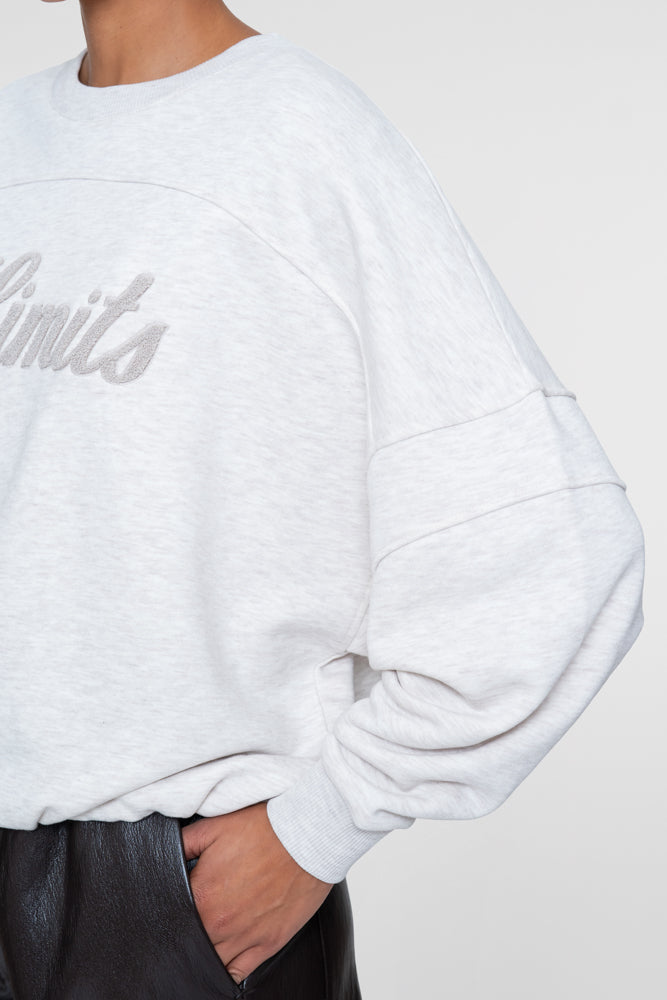 Geisha sportieve sweater met Limits opdruk en ballonmouwen