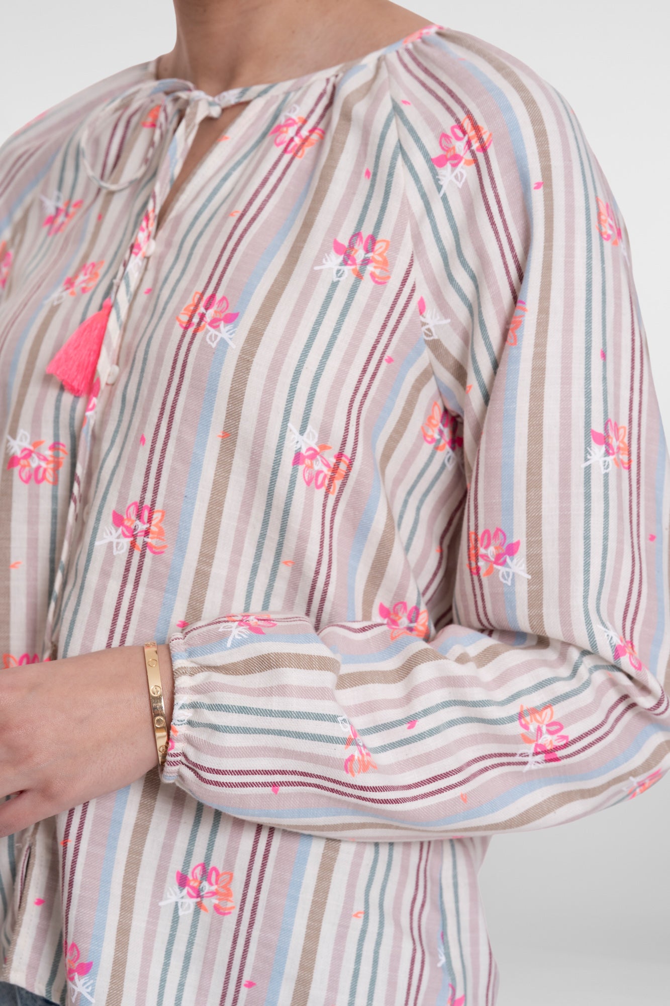 Geisha blouse met pastelstrepen en opvallende kleurige embrodery