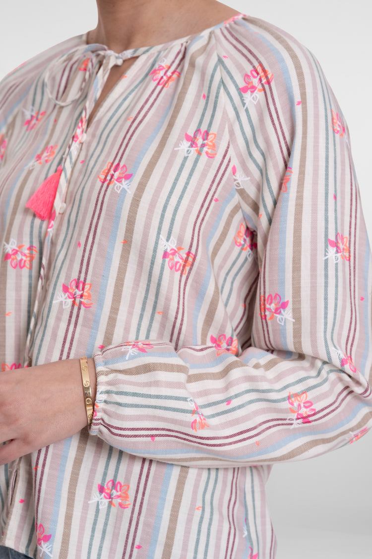 Geisha blouse met pastelstrepen en opvallende kleurige embrodery