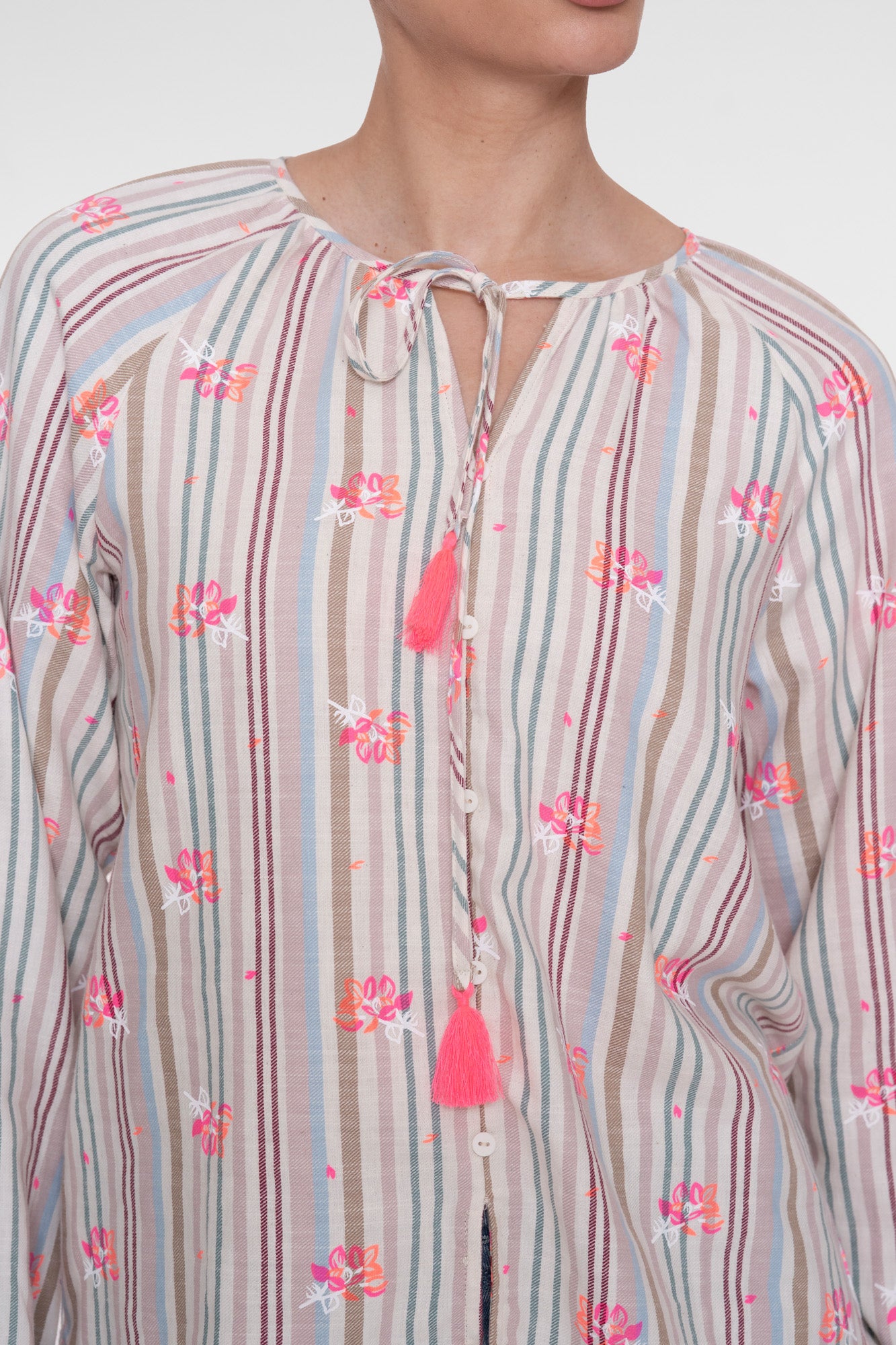 Geisha blouse met pastelstrepen en opvallende kleurige embrodery