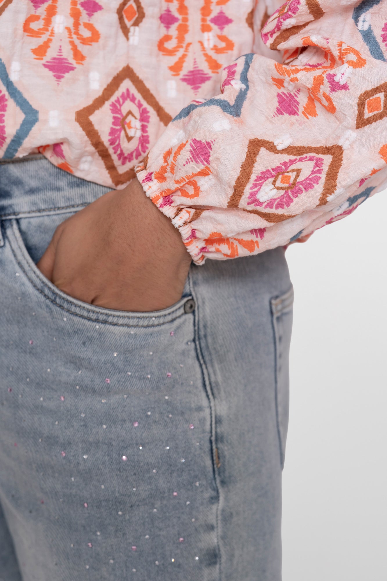 Geisha blouse met kleurrijke ikatprint en elastische mouwen