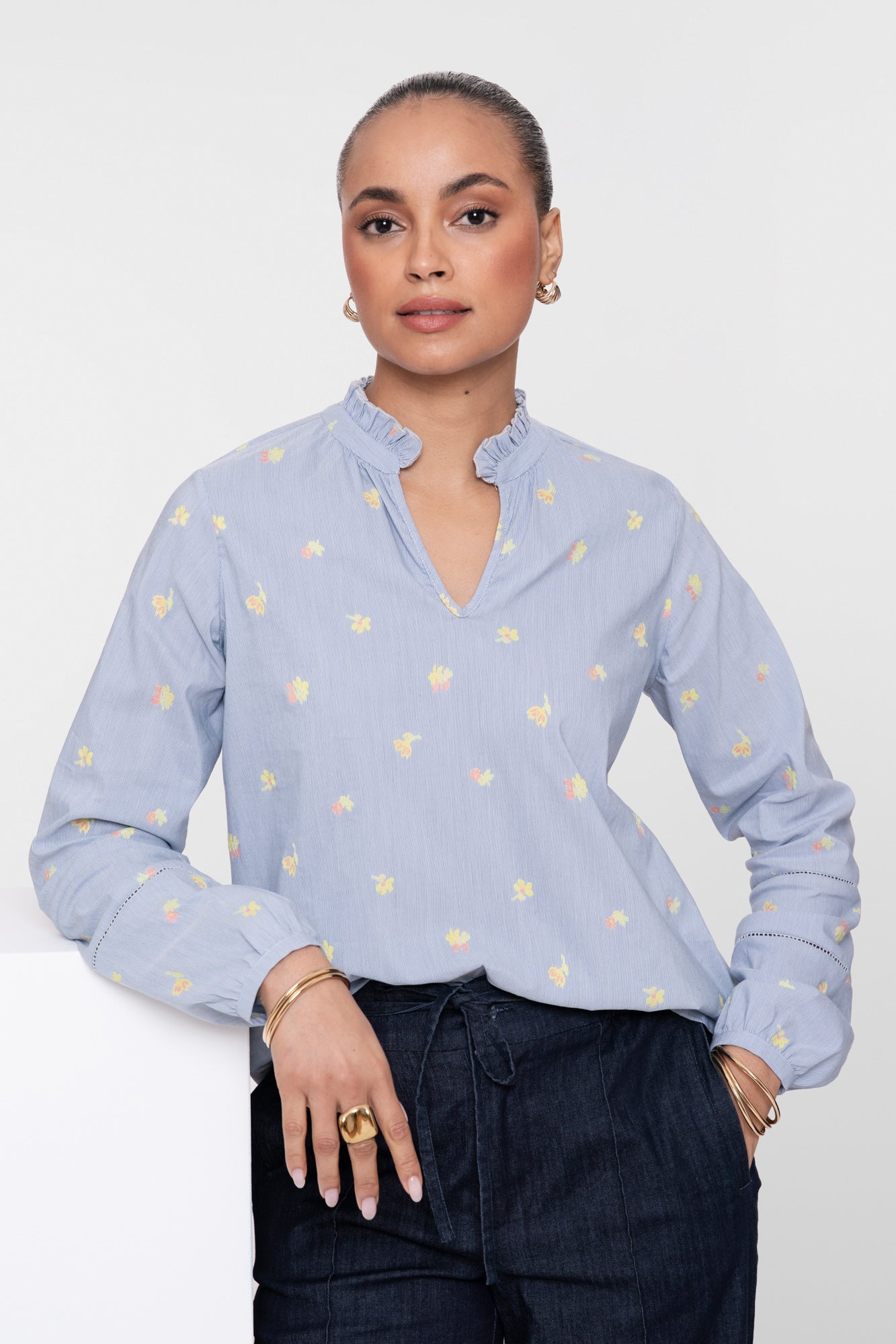 Geisha top met bloemenprint en ronde hals met opstaande ruffle
