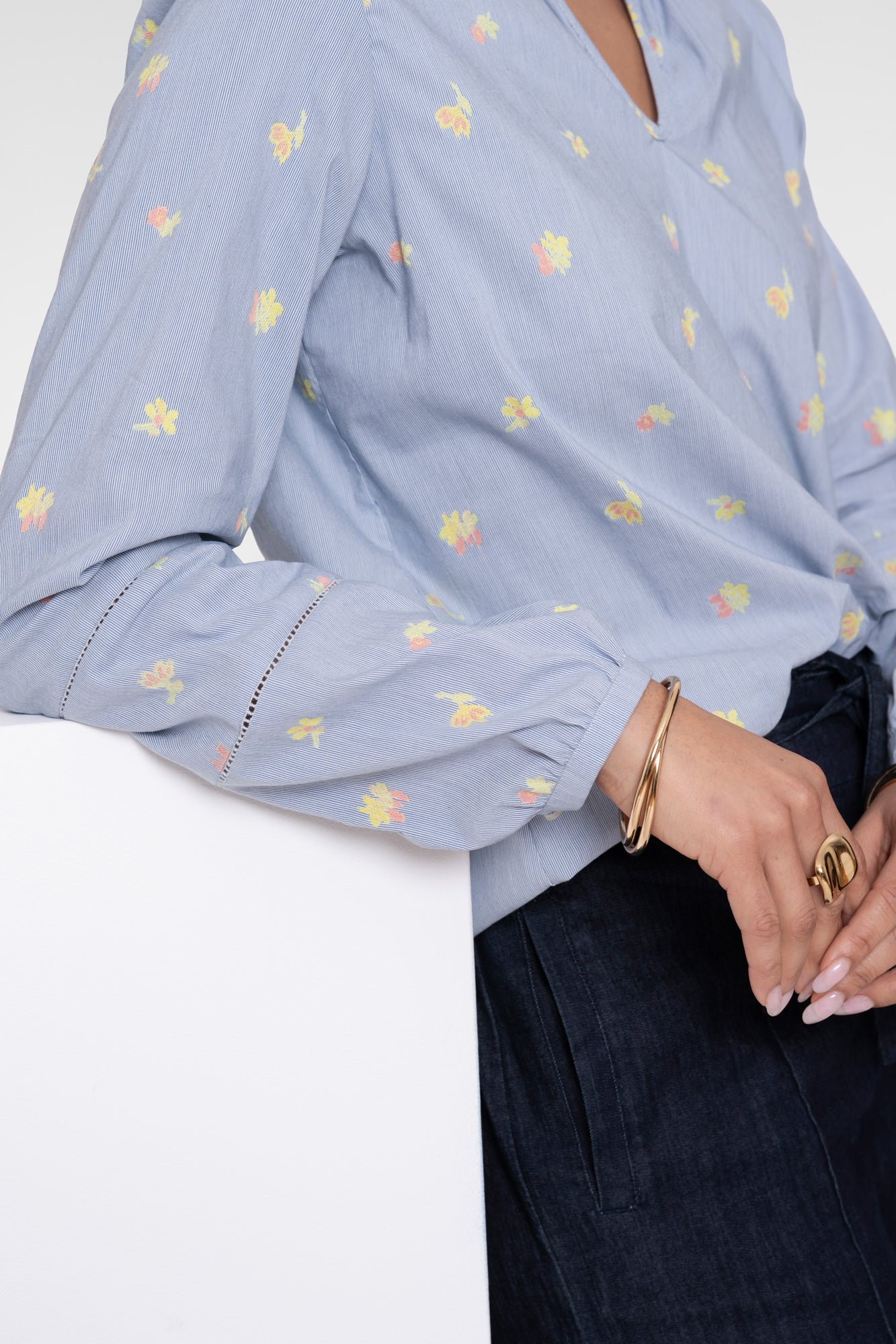 Geisha top met bloemenprint en ronde hals met opstaande ruffle