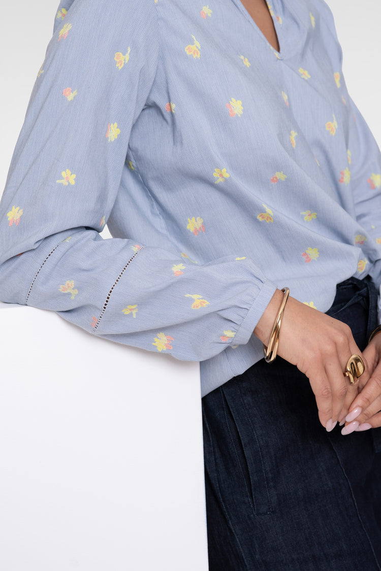 Geisha top met bloemenprint en ronde hals met opstaande ruffle