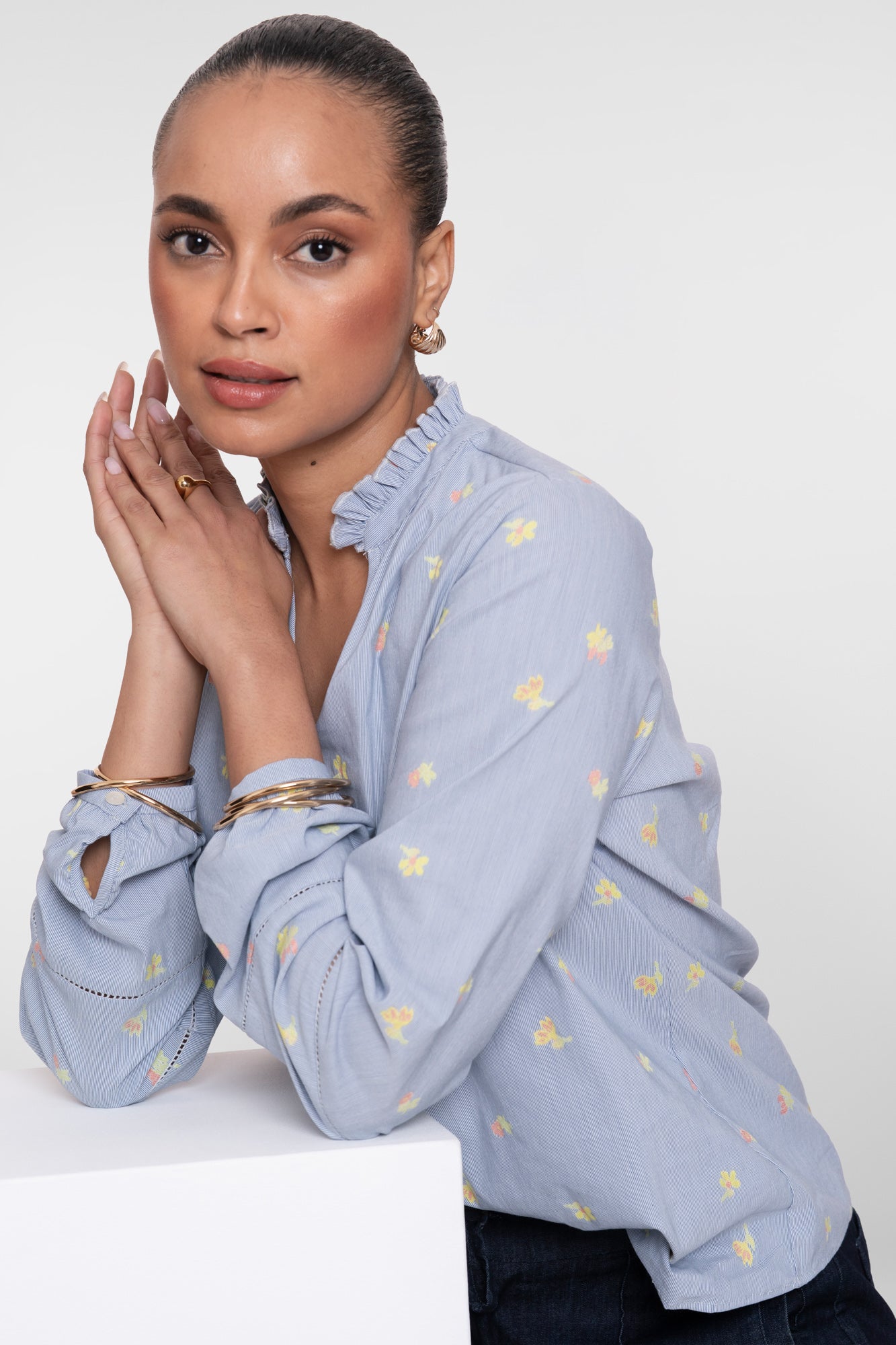 Geisha top met bloemenprint en ronde hals met opstaande ruffle