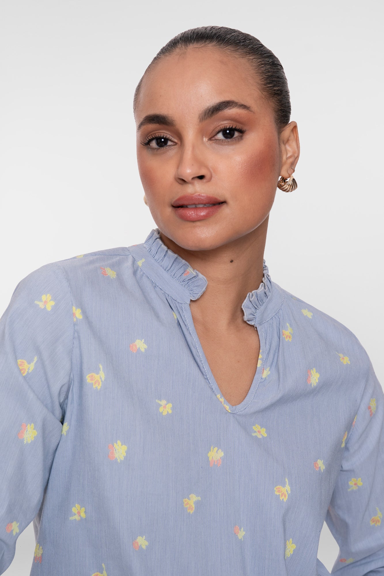 Geisha top met bloemenprint en ronde hals met opstaande ruffle