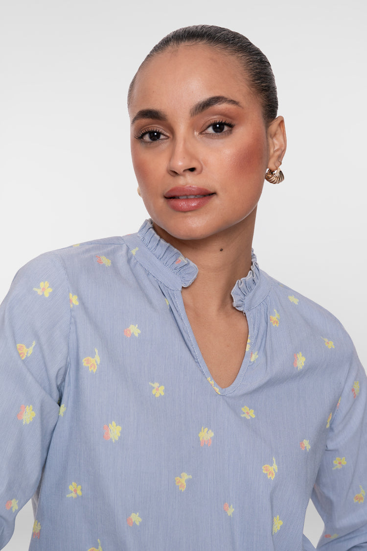Geisha top met bloemenprint en ronde hals met opstaande ruffle