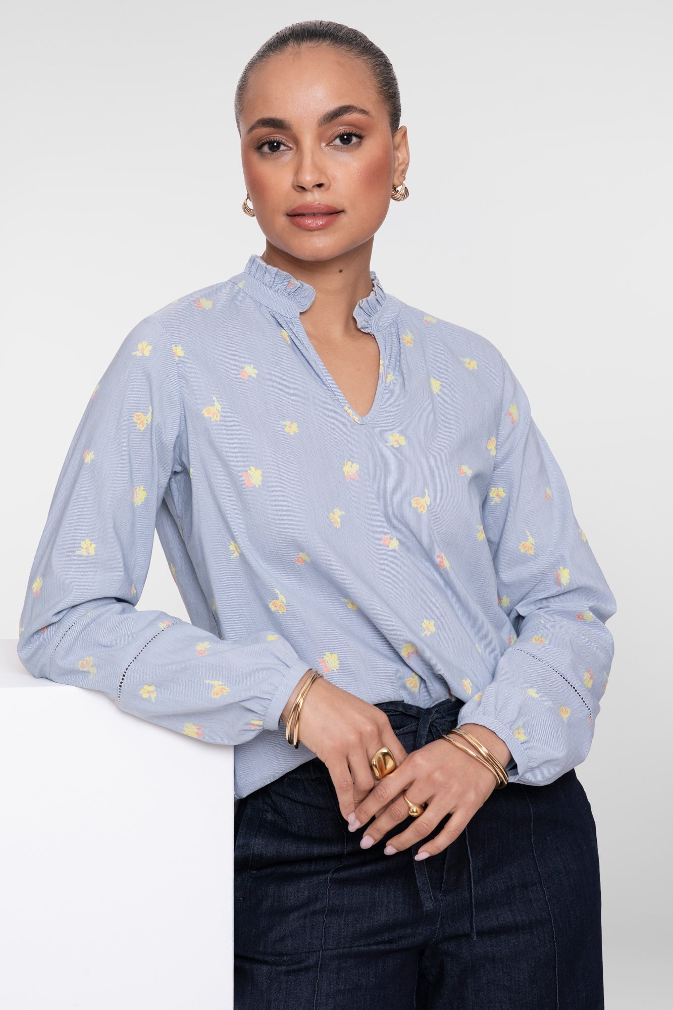 Geisha top met bloemenprint en ronde hals met opstaande ruffle