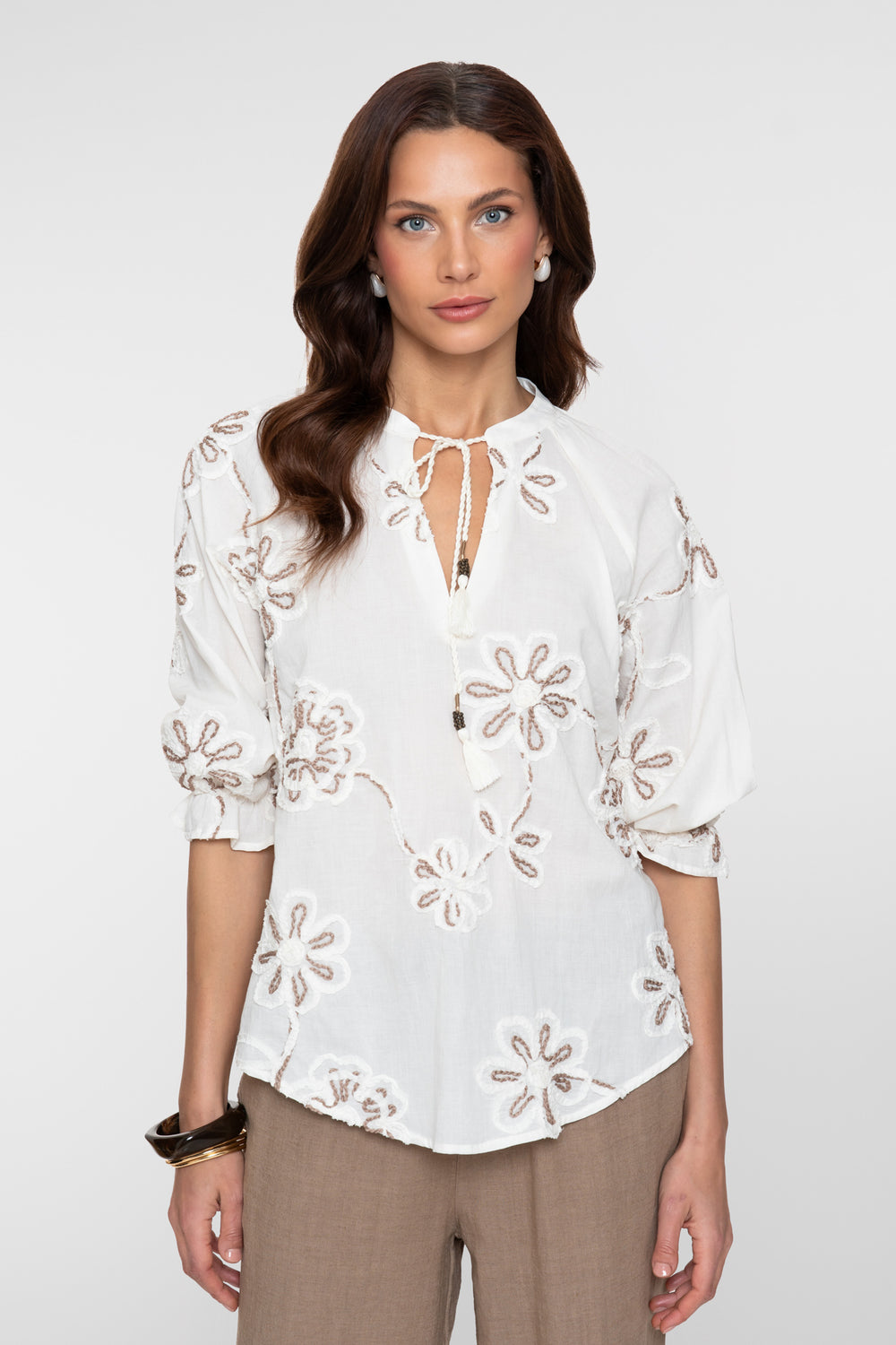 Geisha blouse met opgestikte bloemen en verfijnde details