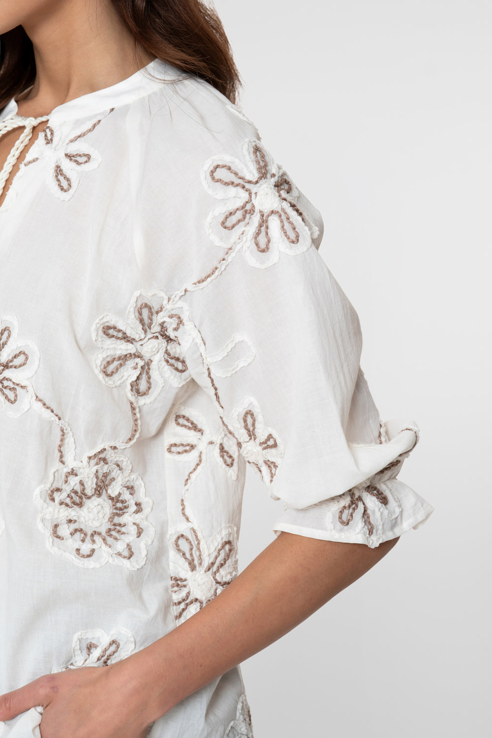 Geisha blouse met opgestikte bloemen en verfijnde details