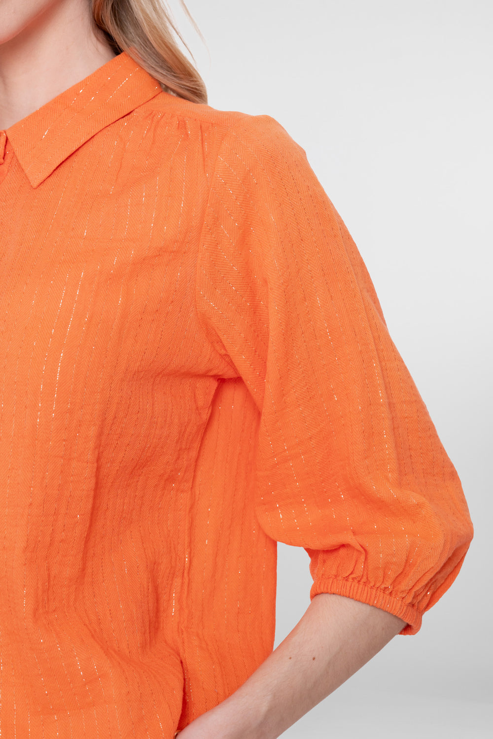 Geisha oranje blouse met lurex en opvallende knoopjes
