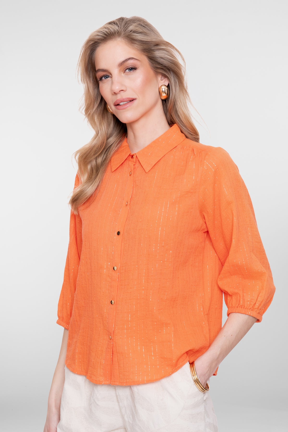 Geisha oranje blouse met lurex en opvallende knoopjes – Shop de look