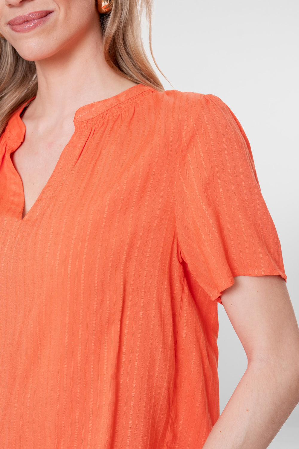 Geisha dames blouse oranje met korte mouw en V-hals