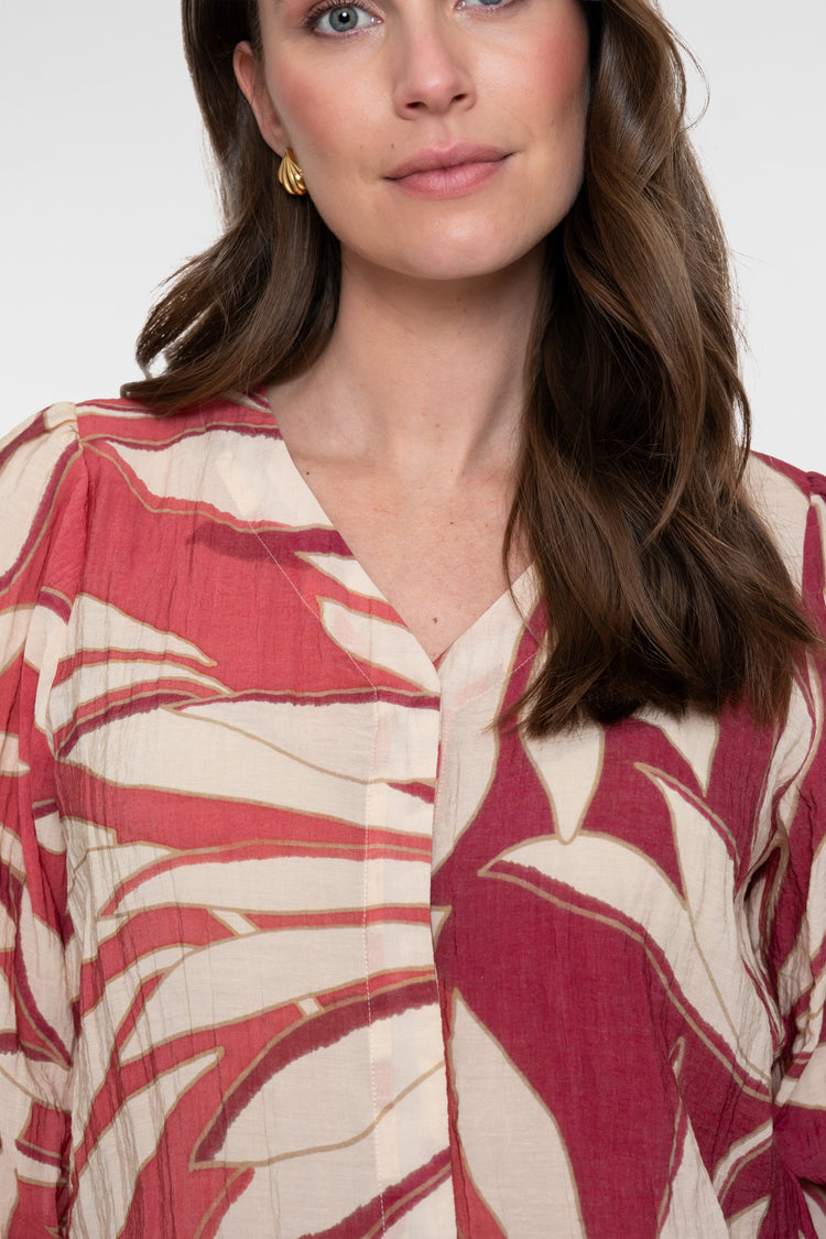 Geisha blouse met tropische bladprint en vrouwelijke uitstraling