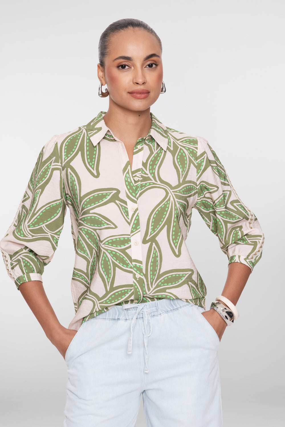Geisha blouse met bladerprint en klassieke kraag