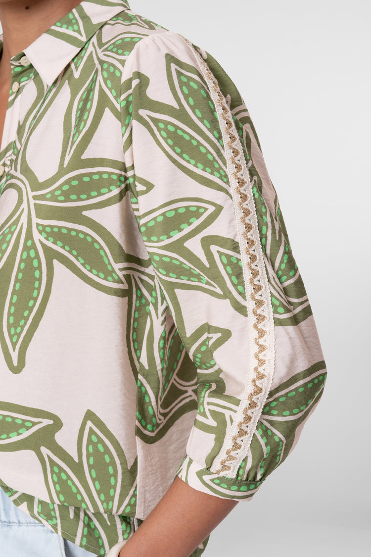 Geisha blouse met bladerprint en klassieke kraag
