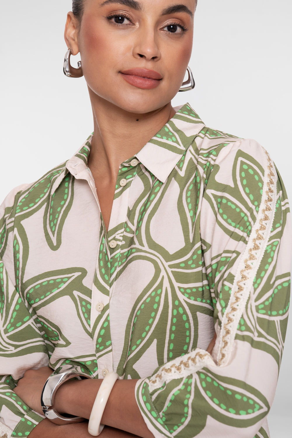 Geisha blouse met bladerprint en klassieke kraag