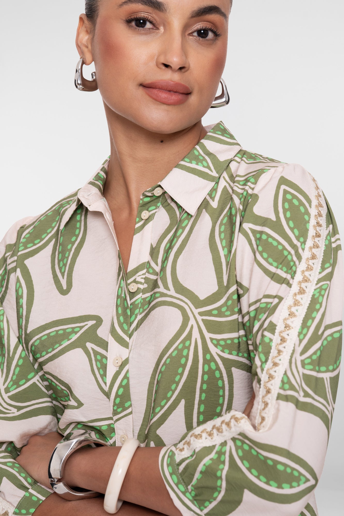Geisha blouse met bladerprint en klassieke kraag