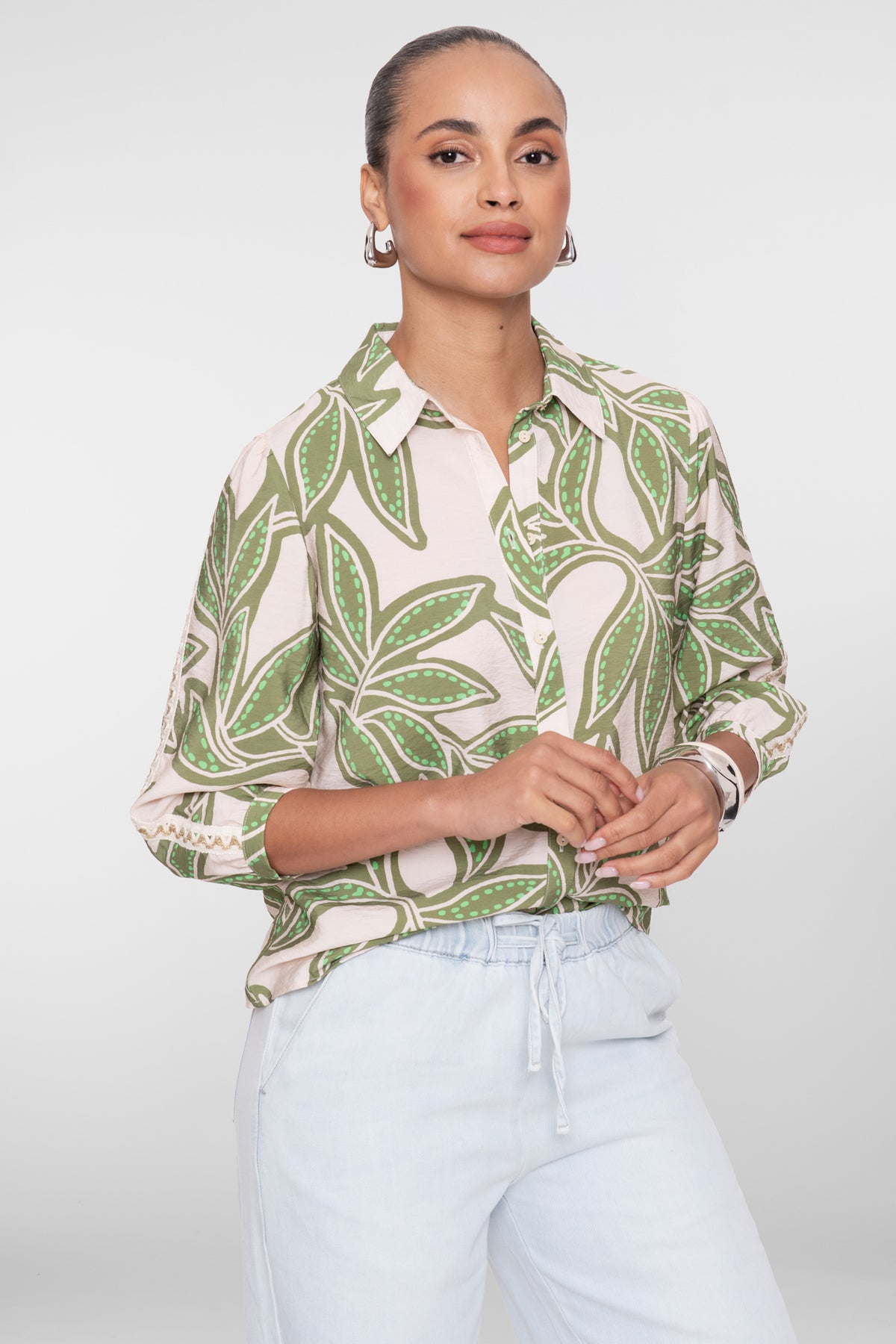 Geisha blouse met bladerprint en klassieke kraag – Shop de look