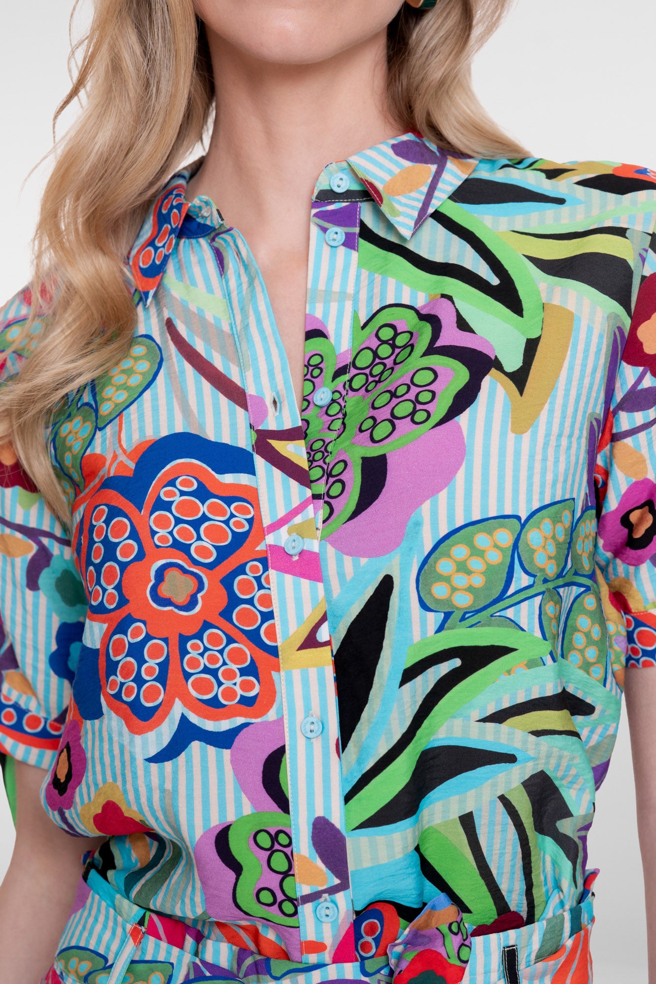 Geisha blouse met kleurrijke print en strikdetail op de mouw
